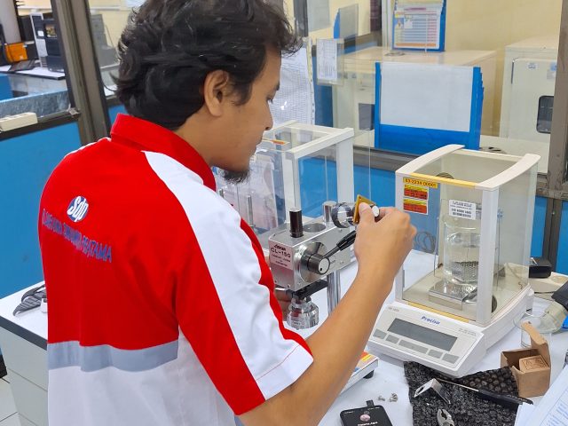 Menginstall Spare Part alat Stand Durometer CL-150, Brand : ASKER – Jepang