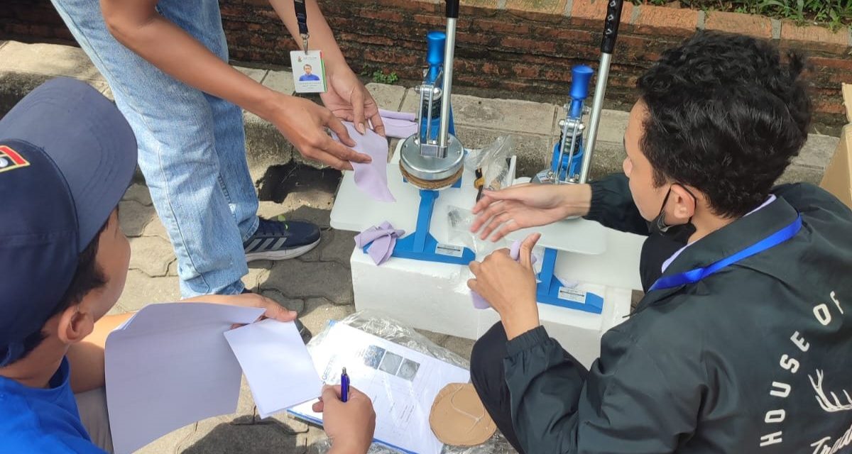 Pengiriman dan Installasi alat GT-C75-2 Hand-Press Sample Cutter, Brand: Gester – China