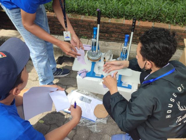 Pengiriman dan Installasi alat GT-C75-2 Hand-Press Sample Cutter, Brand: Gester – China