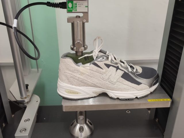 Pengecekan Fungsi dan Test Running alat Universal Testing Machine GT-K01, Brand: Gester – China