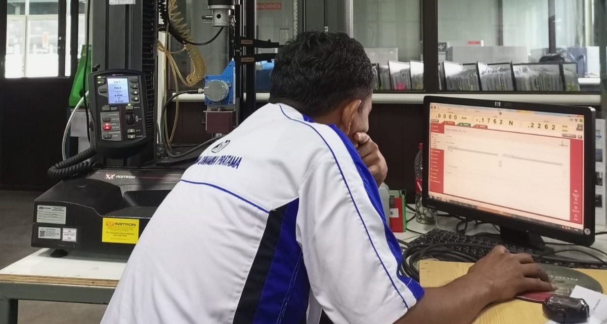 Maintenance mesin Instron Material Testing System