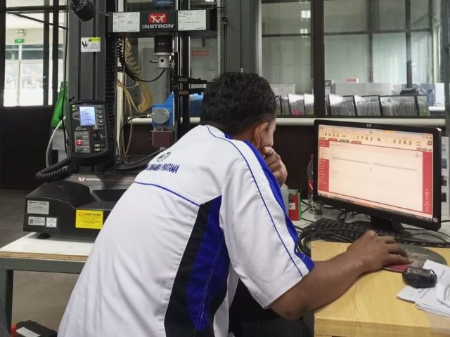Maintenance mesin Instron Material Testing System