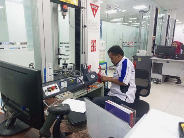 Kalibrasi 2 unit mesin Tensile U-CAN UT-2080 dan setting Mesin Temp & Humidity